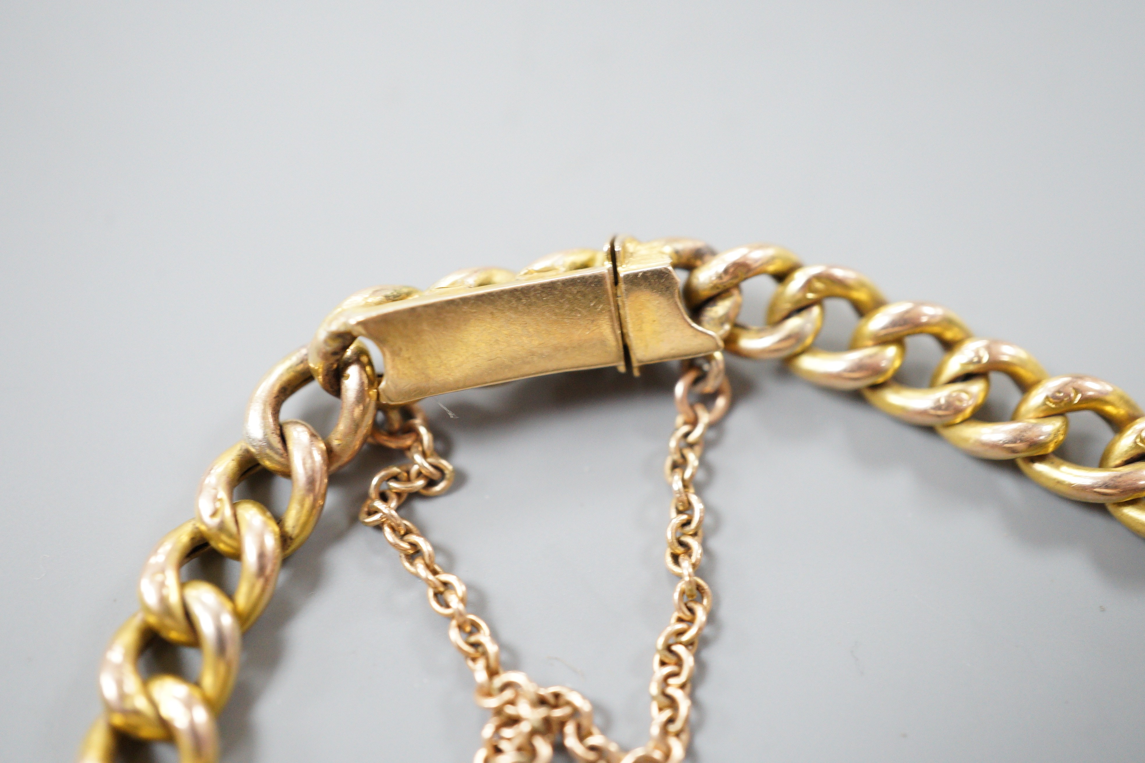 A 9ct curb link bracelet, 18cm, 7.5 grams.